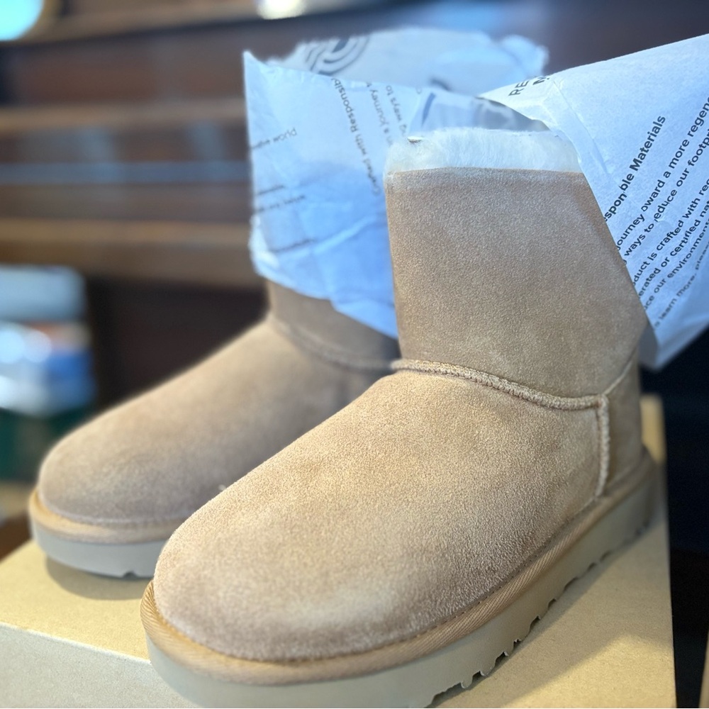 SOLD! NWT UGG W Mini Bailey Suede Bow Size 5